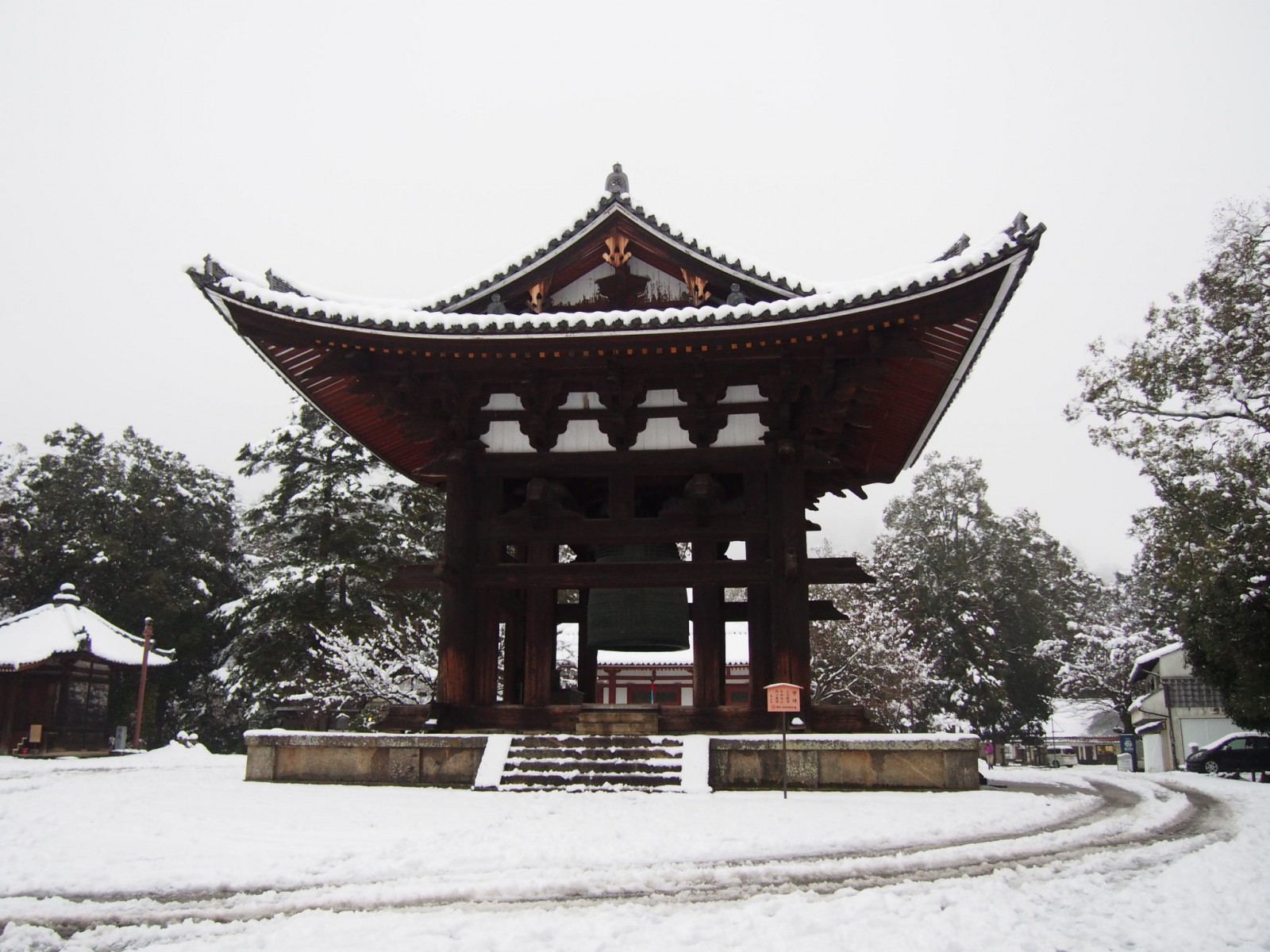 雪景色の東大寺鐘楼