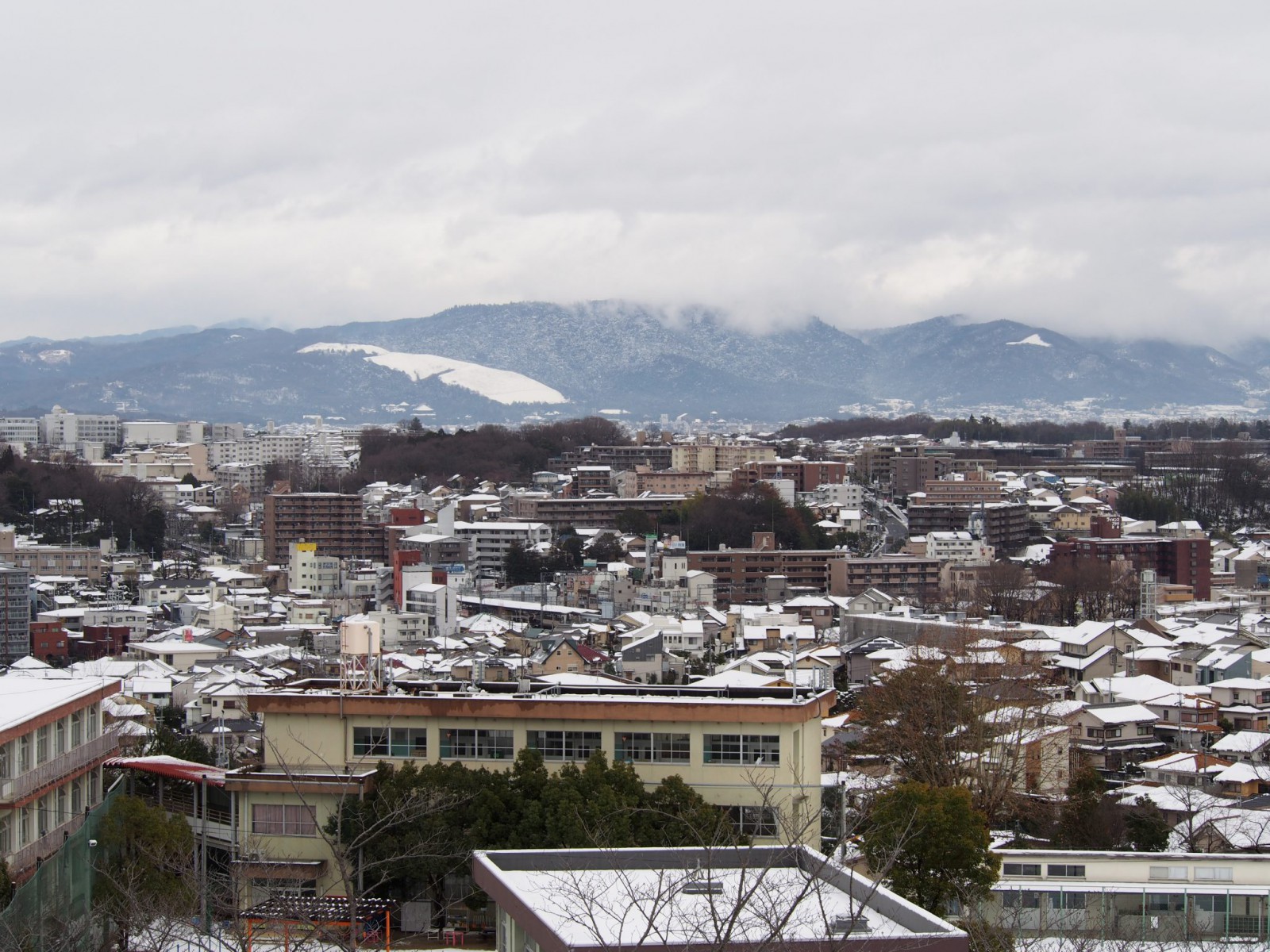 雪景色の奈良市街地を富雄団地から望む