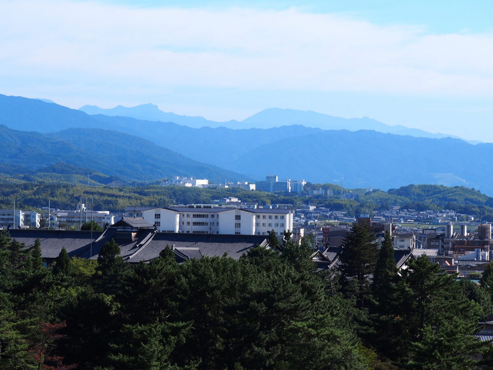 奈良県庁屋上から大峰山地を望む