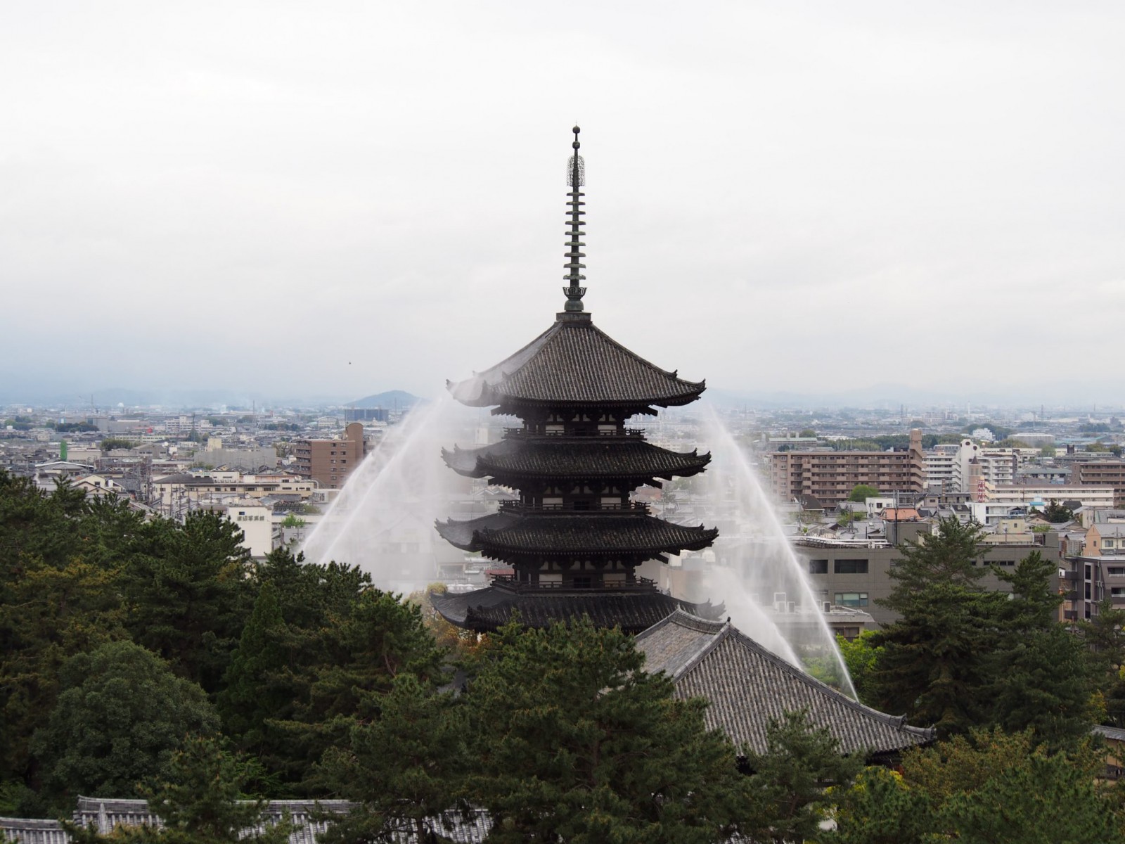 散水される興福寺五重塔