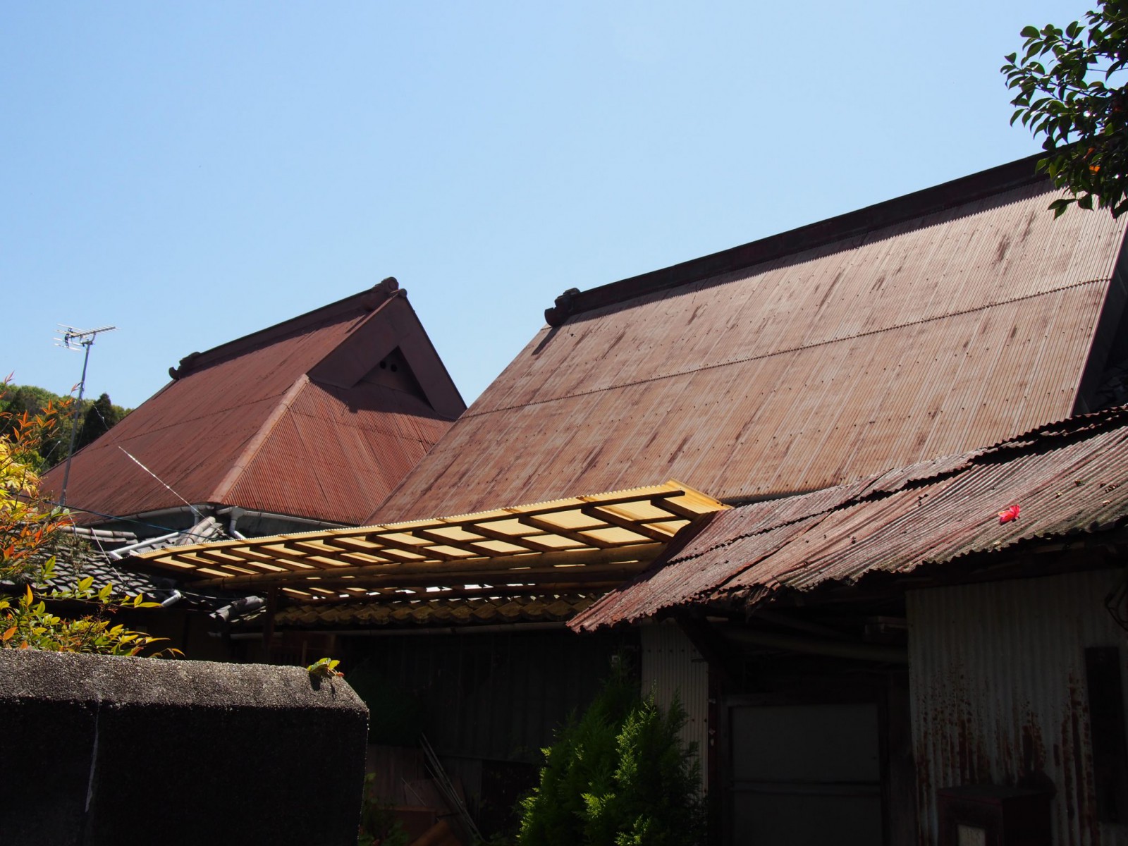 茅葺き屋根の面影が残る白毫寺界隈