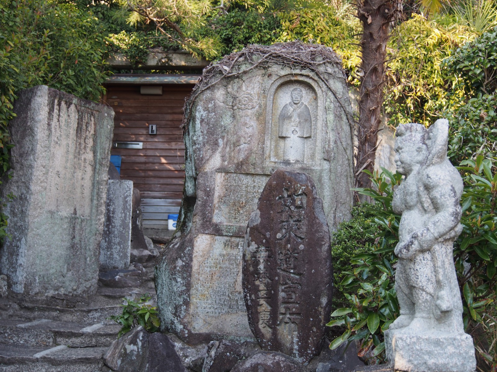山門付近の奇妙な石像物（長慶寺）