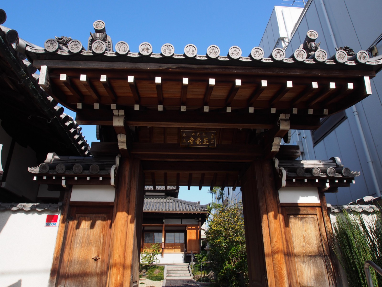 正覚寺の門を望む
