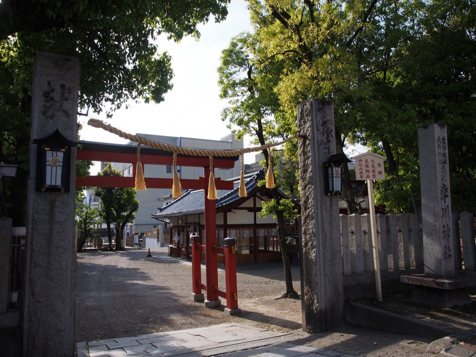 「やすらぎの道」沿いにある率川神社の鳥居（入り口）