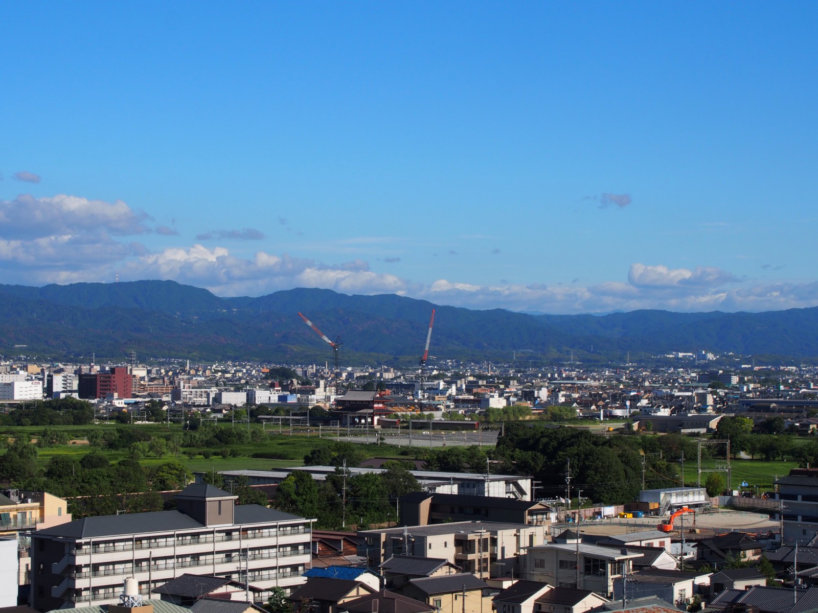 奈良ファミリー屋上から大和青垣を望む