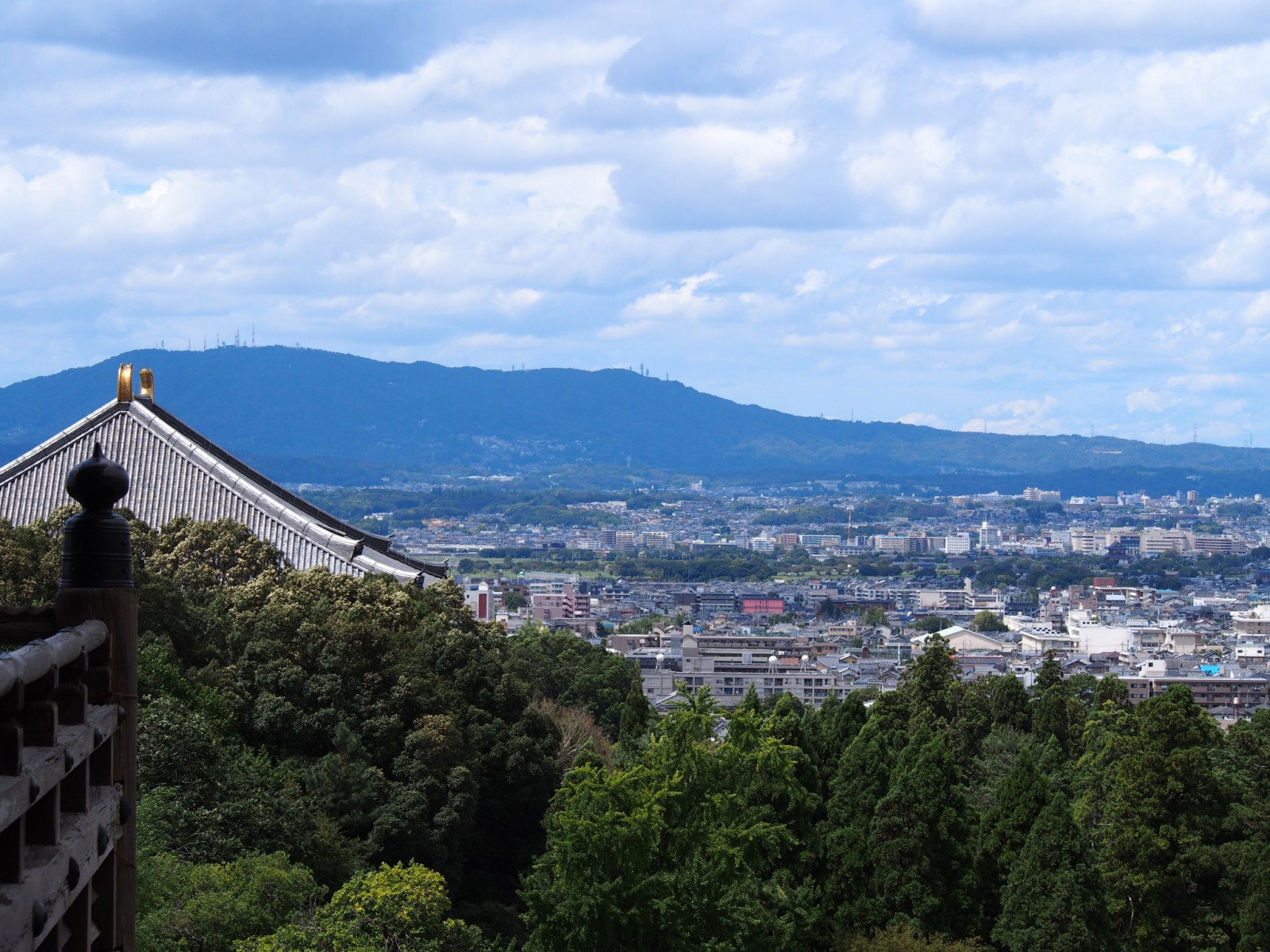 二月堂から奈良市街地を望む