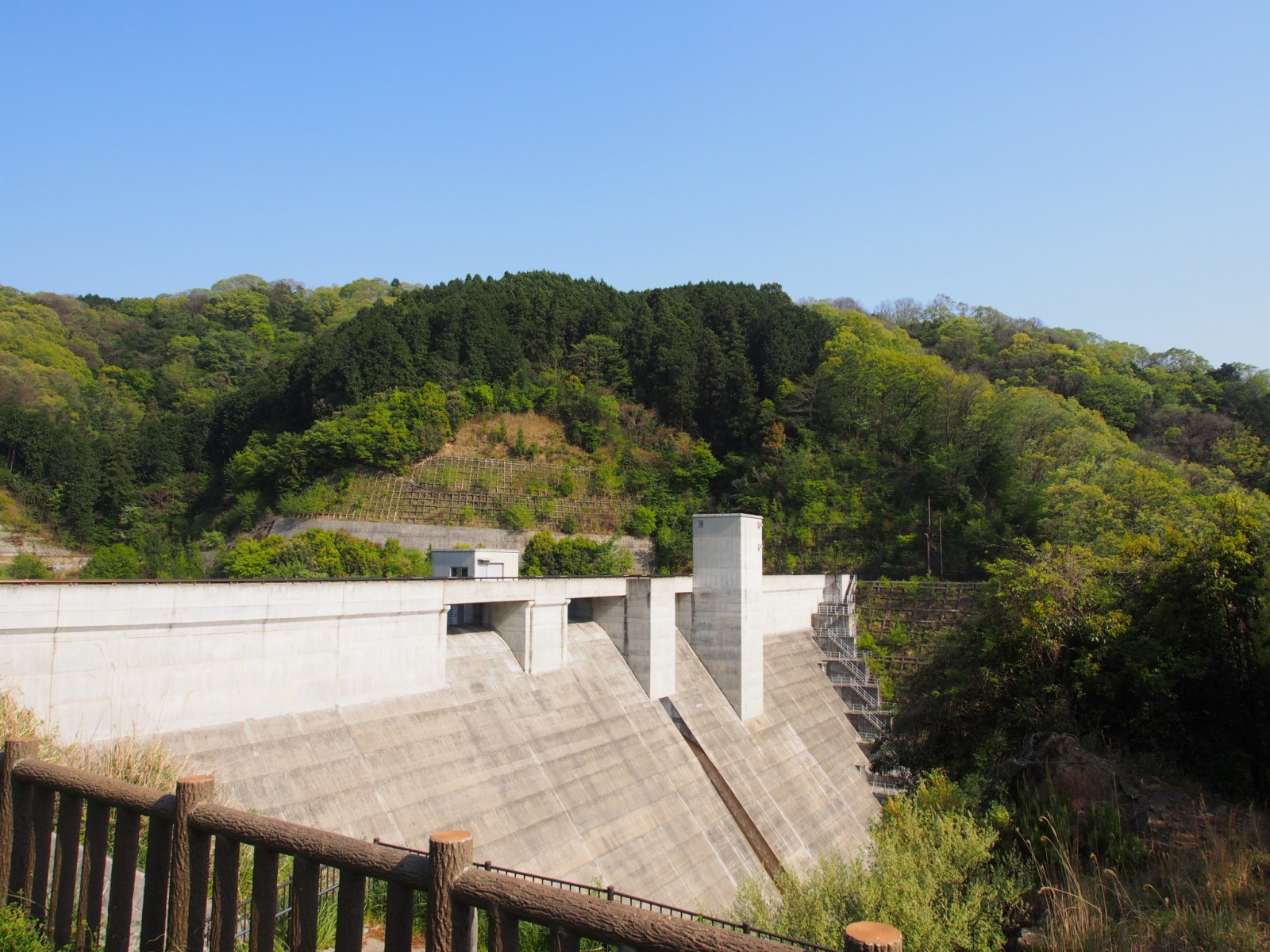 岩井川ダム全体を望む