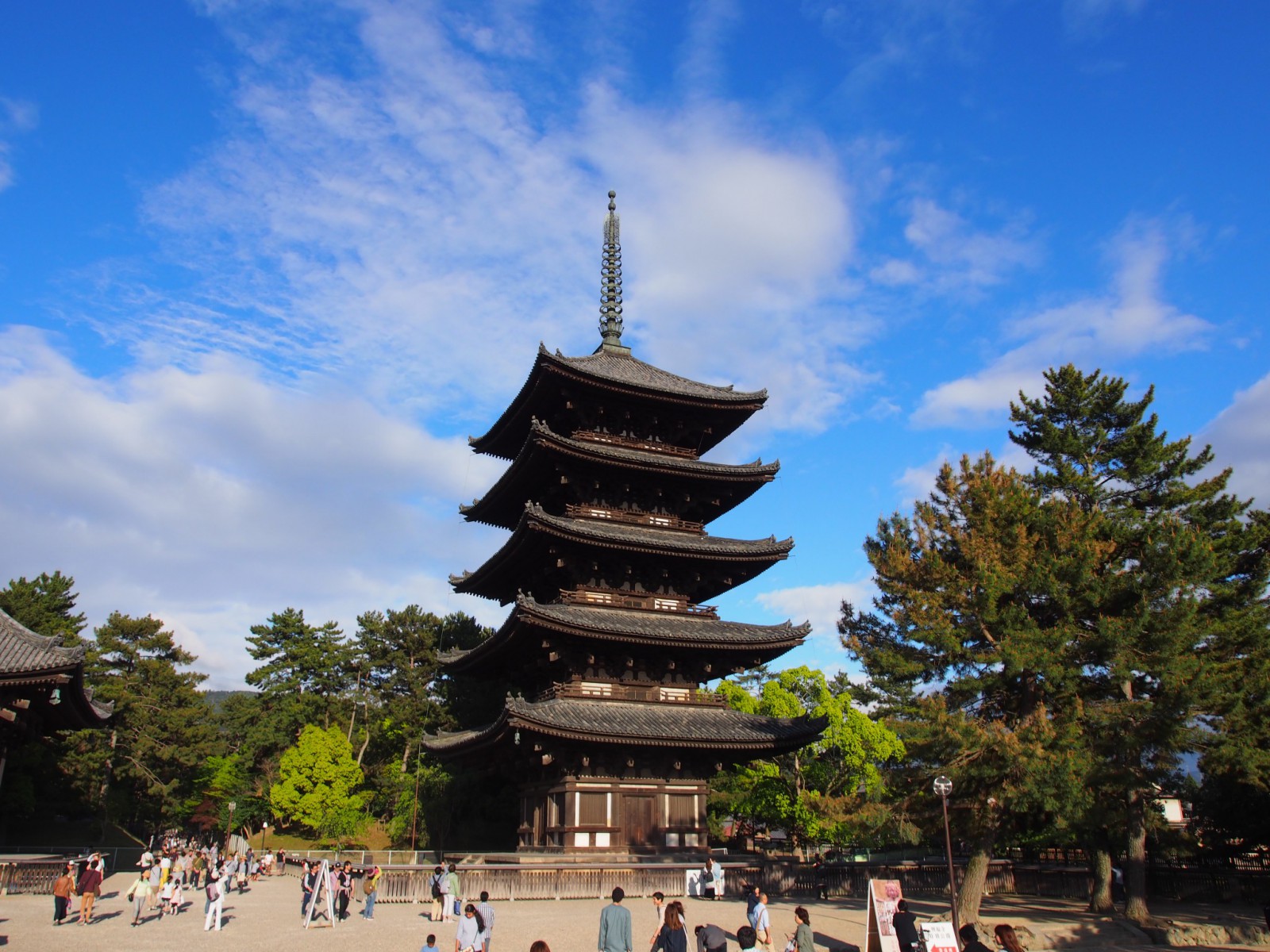 大勢の観光客でにぎわう興福寺五重塔