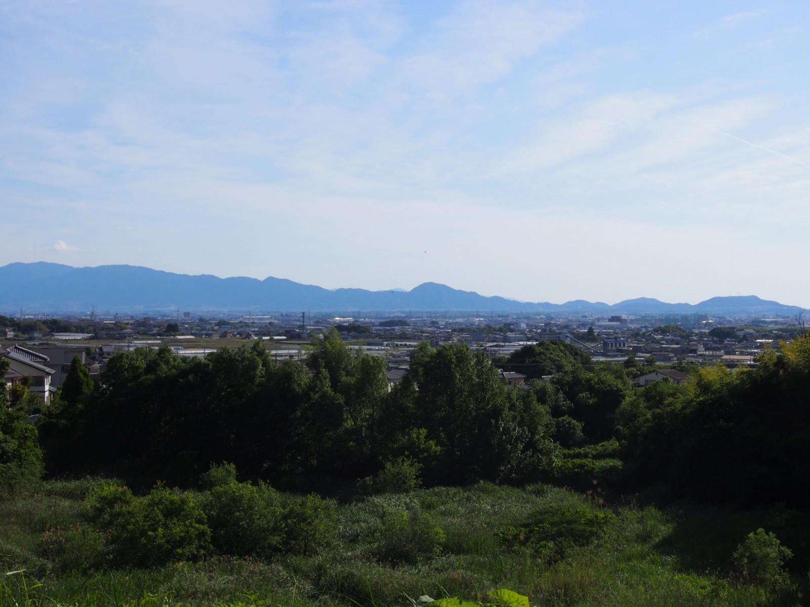 平尾池のほとりから奈良盆地を眺める