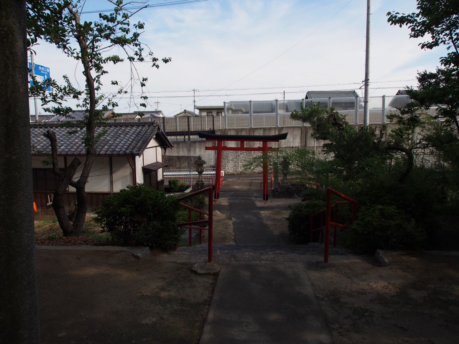 阪奈道路につながる高架の目の前にある北野天満神社