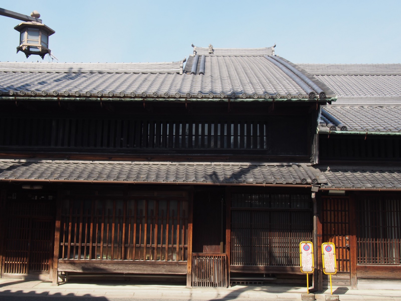 奈良町の重厚な町家建築