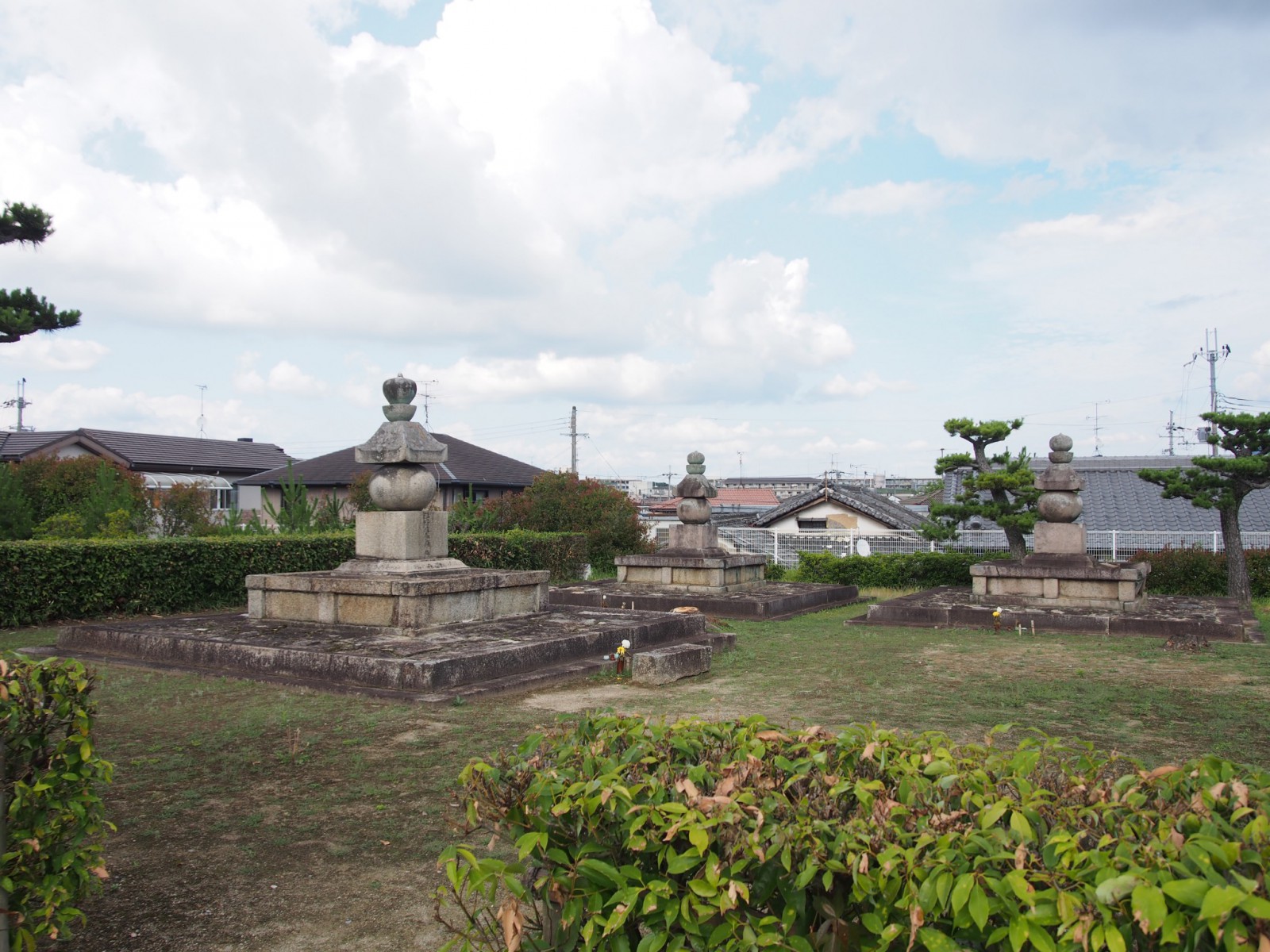 西大寺奥の院境内地に複数ある「長老」たちの五輪塔