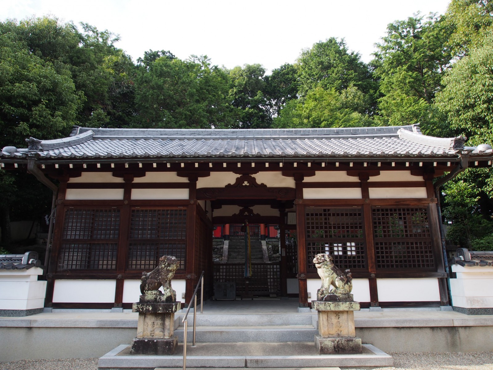 山陵八幡神社の拝殿