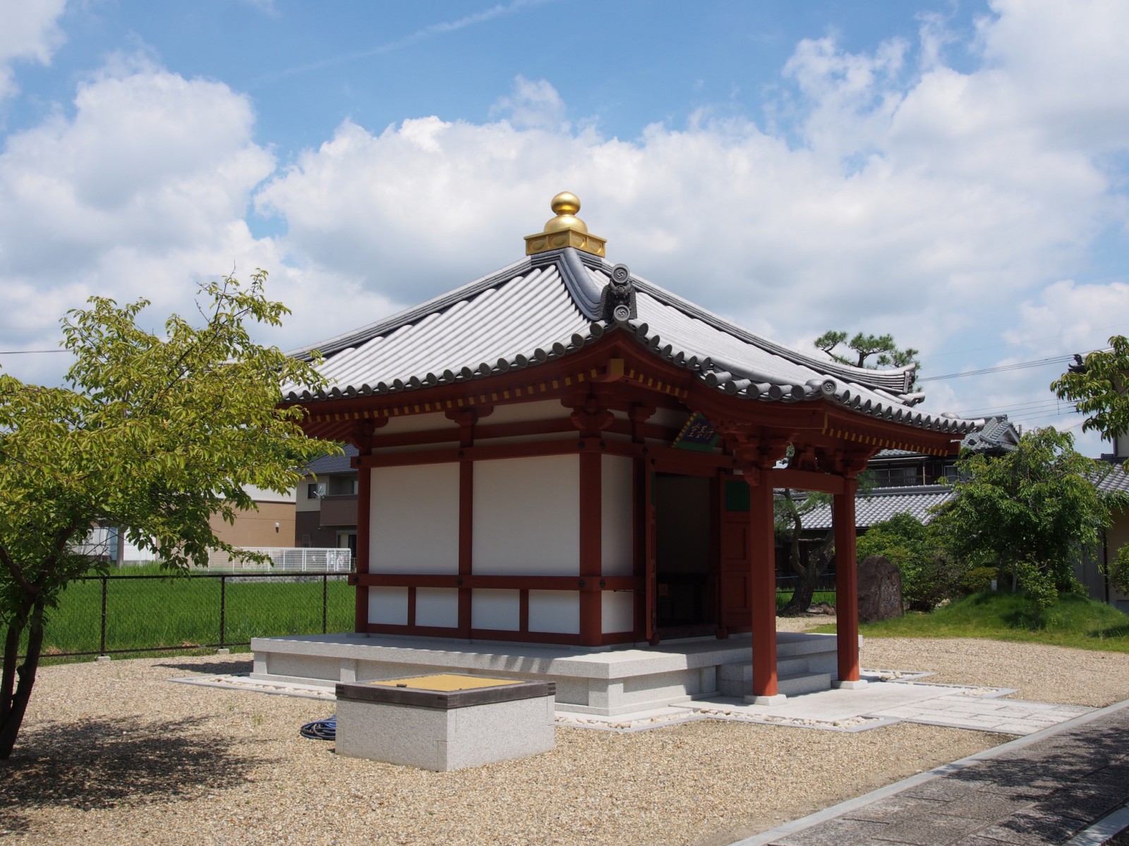 喜光寺の本堂北側にある「行基堂」