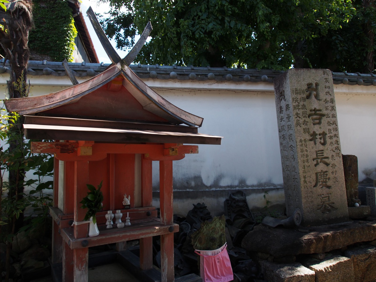 吉村長慶の墓と小さな神社
