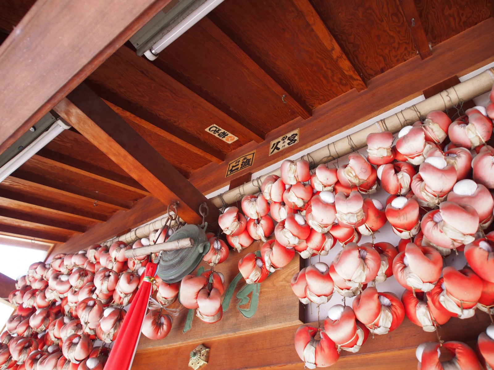奈良町庚申堂に吊り下げられた大量の「身代わり申」