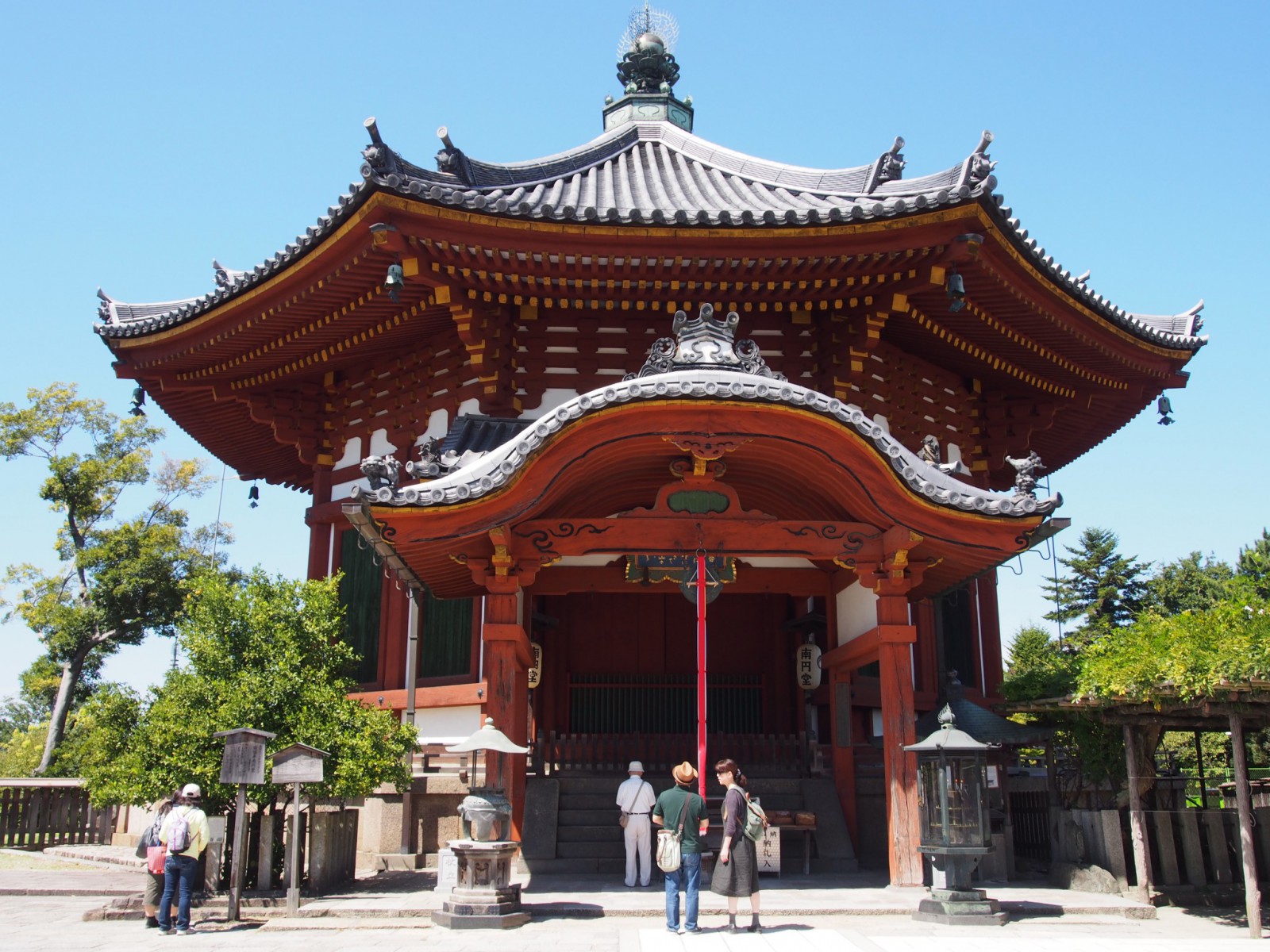 興福寺南円堂を正面から望む