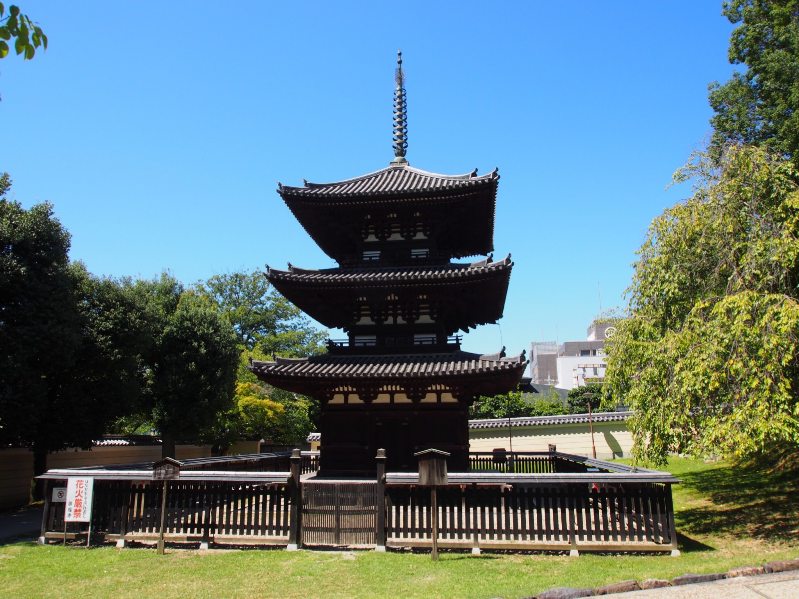興福寺三重塔を正面から望む
