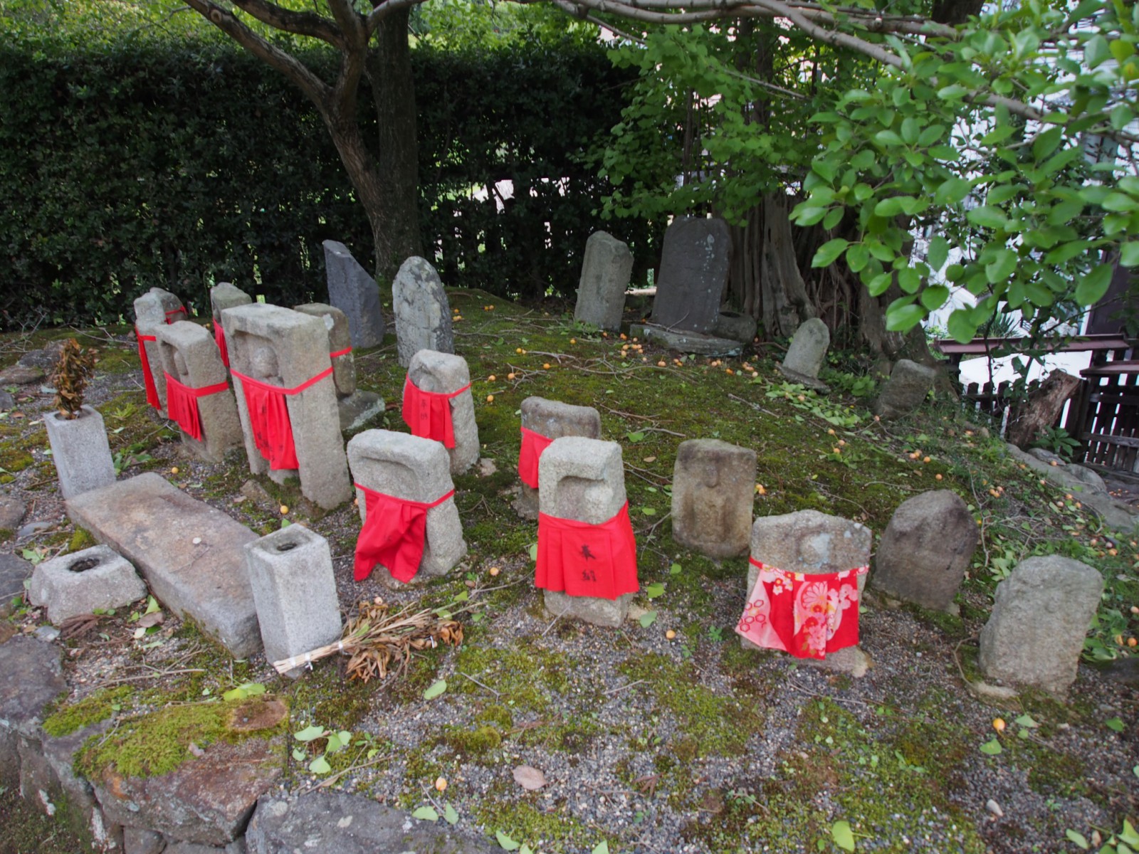 興福寺菩提院の石仏たち