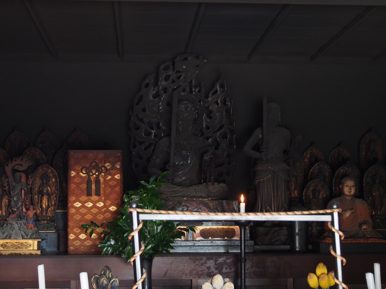 興福寺不動堂】ススで覆われた仏さまが安置される「護摩供養」の空間 | 奈良まちあるき風景紀行
