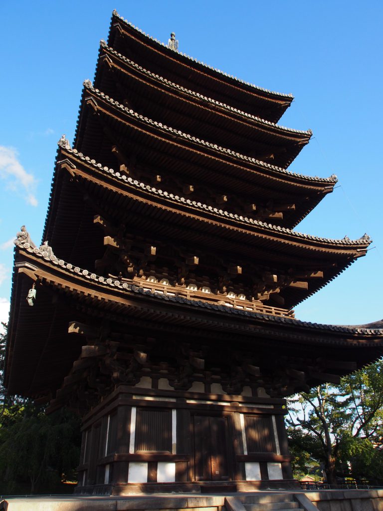 真下から望む興福寺五重塔