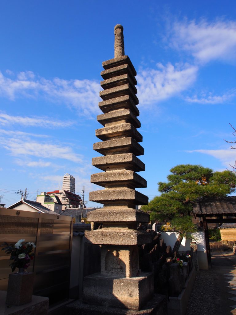 西方寺の十三重石塔