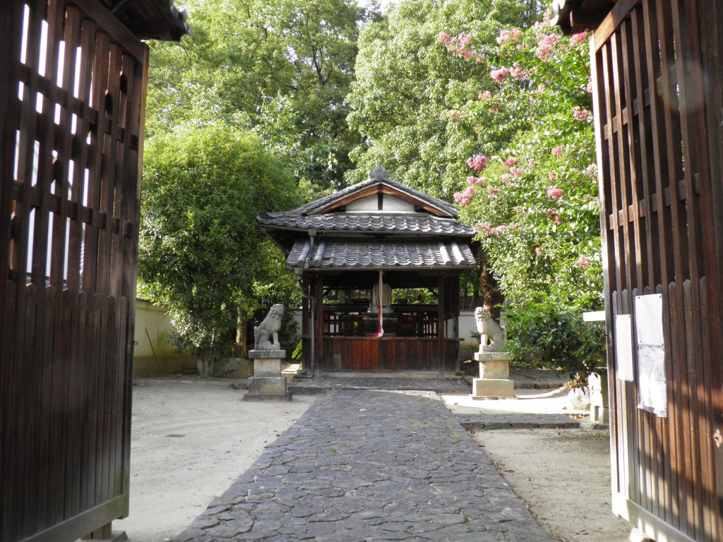 鎮宅霊符神社の境内地を望む