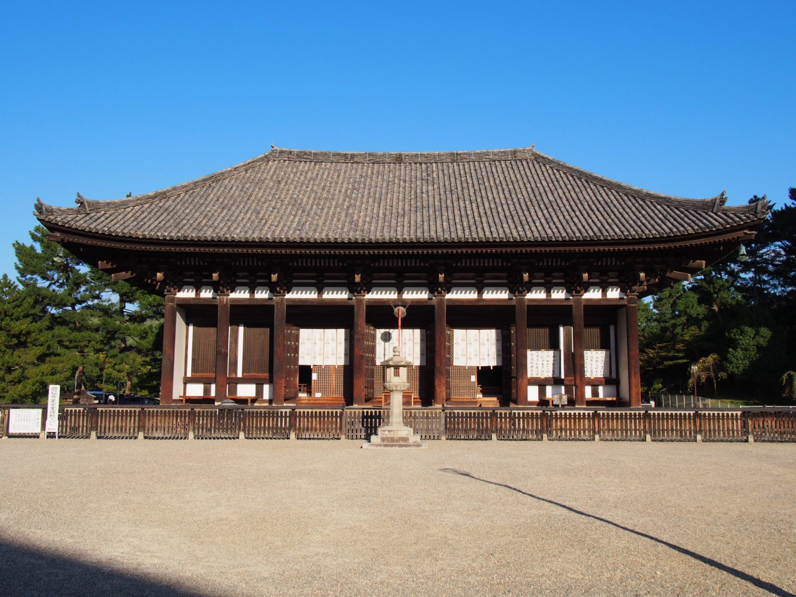 興福寺東金堂を正面から望む