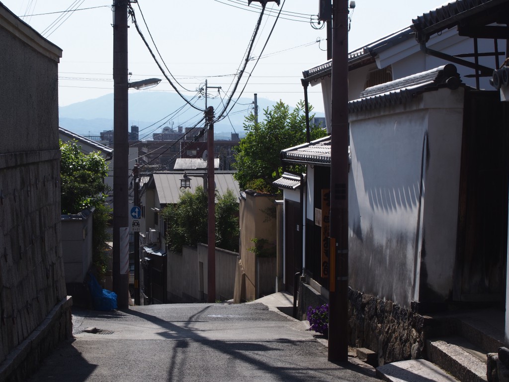 生駒山も望む坂道（奈良町からくりおもちゃ館周辺）