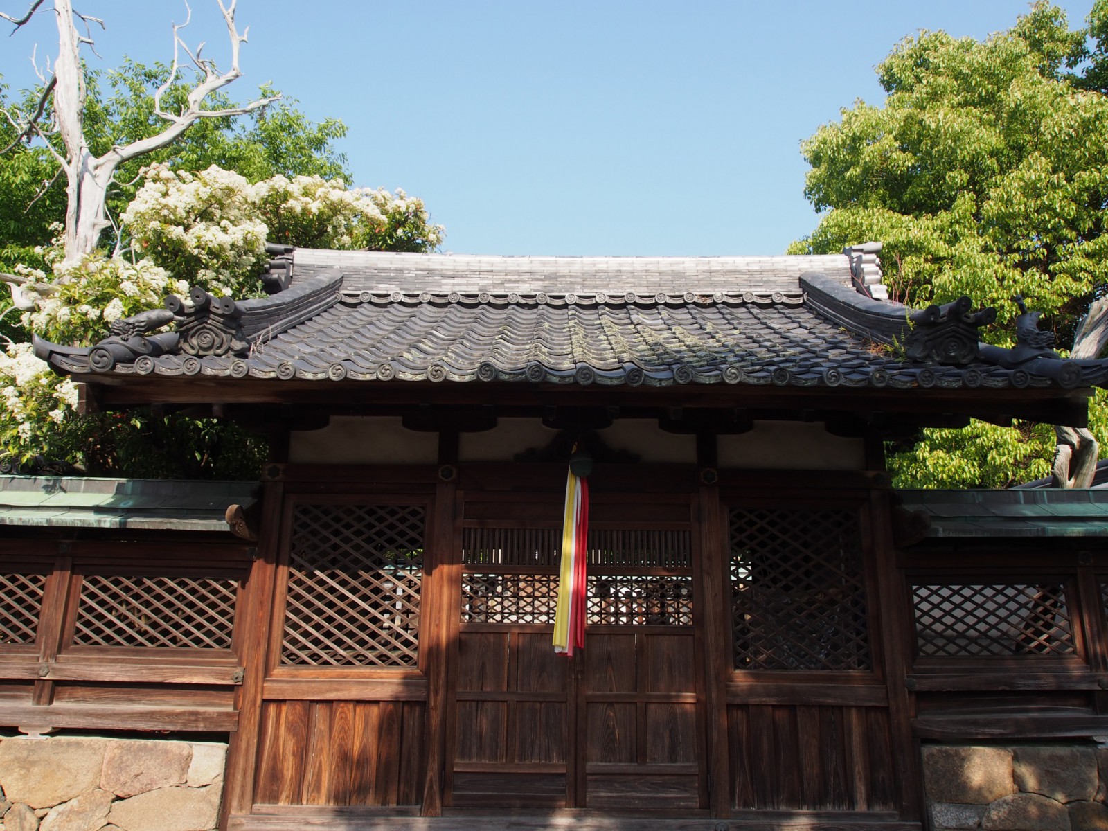 八坂神社社殿を正面から望む
