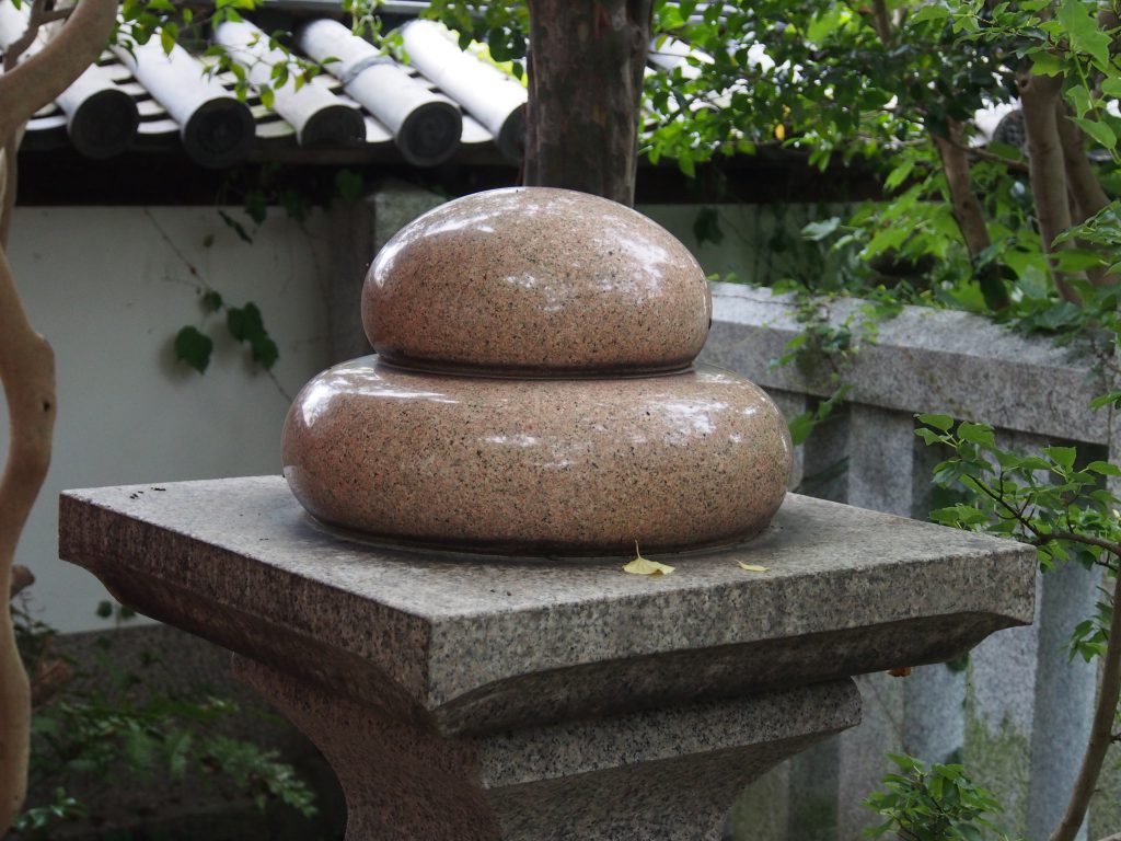 漢國神社境内「林神社」に設置の饅頭のオブジェ