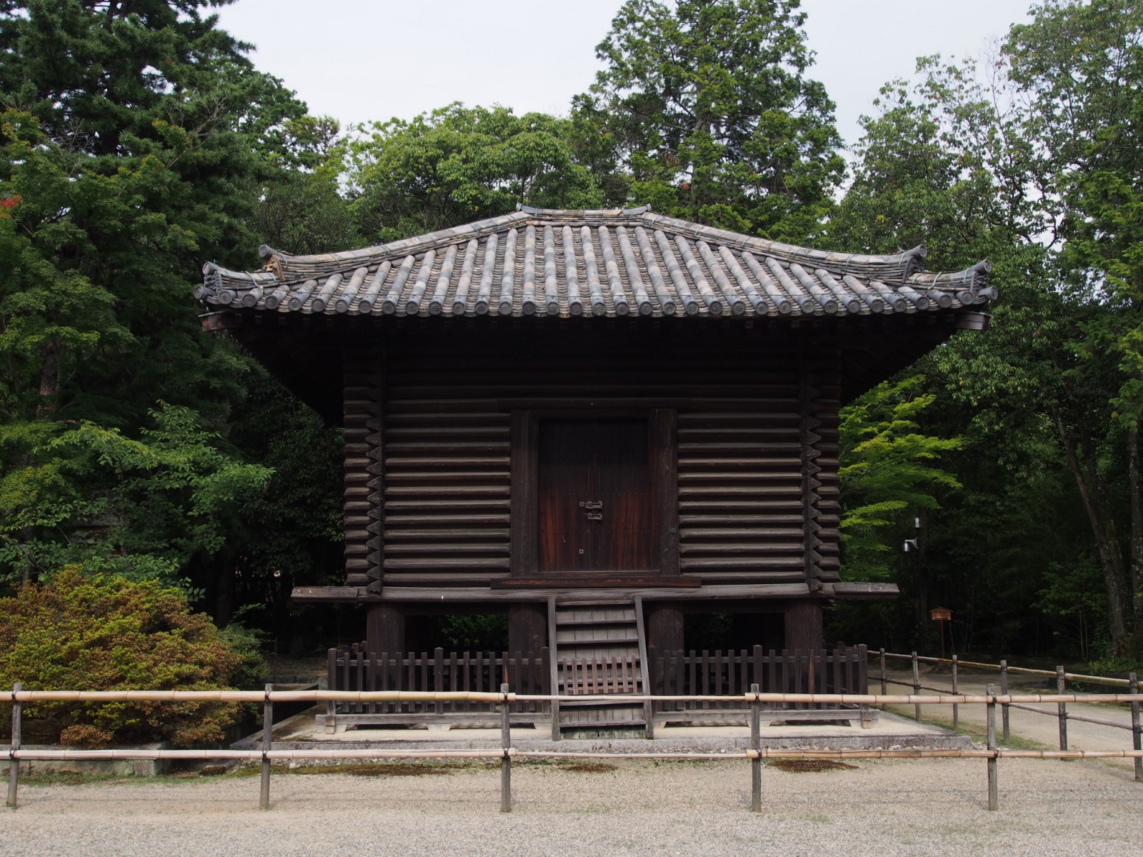 唐招提寺宝蔵 経蔵 奈良時代に建てられた貴重な 校倉造り の倉庫が南北に並ぶ 奈良まちあるき風景紀行
