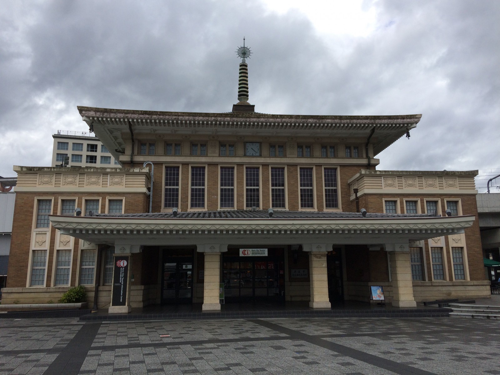 Jr奈良駅旧駅舎 奈良市総合観光案内所 観光客を出迎えるのは寺院風の屋根を持つ和洋折衷の近代建築 奈良まちあるき風景紀行