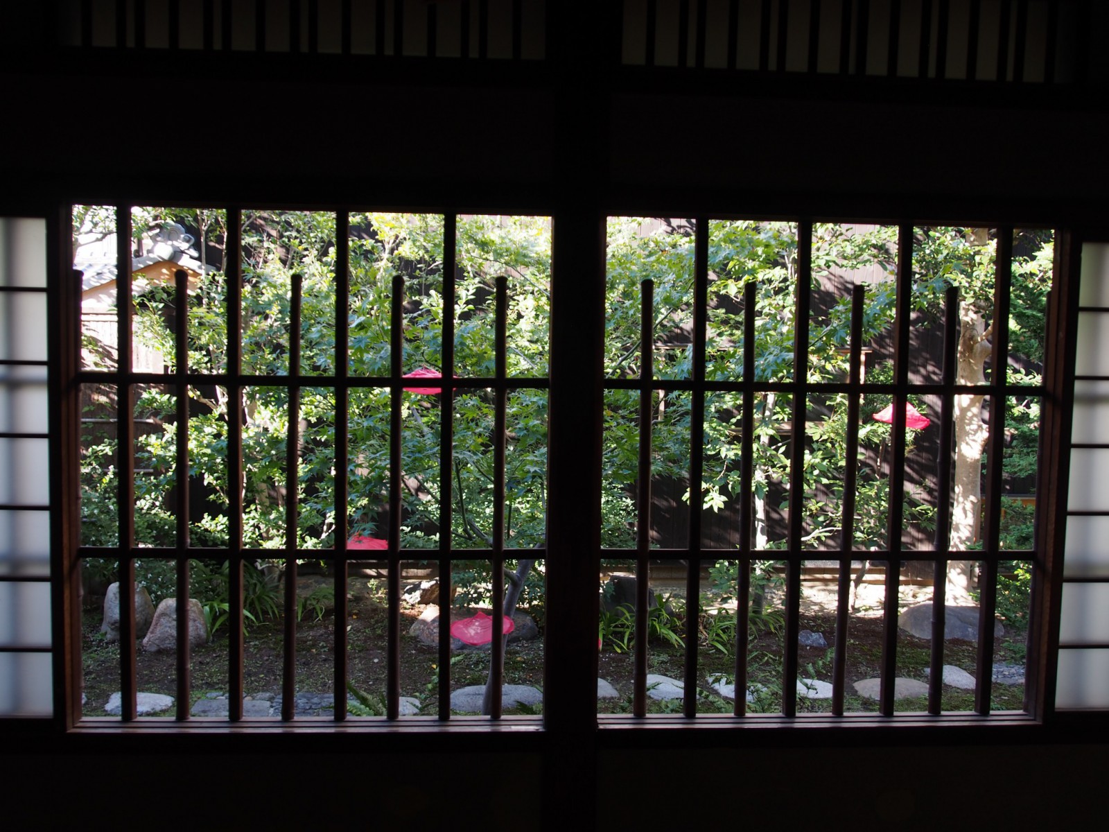 奈良町にぎわいの家の「廊下」から庭を望む
