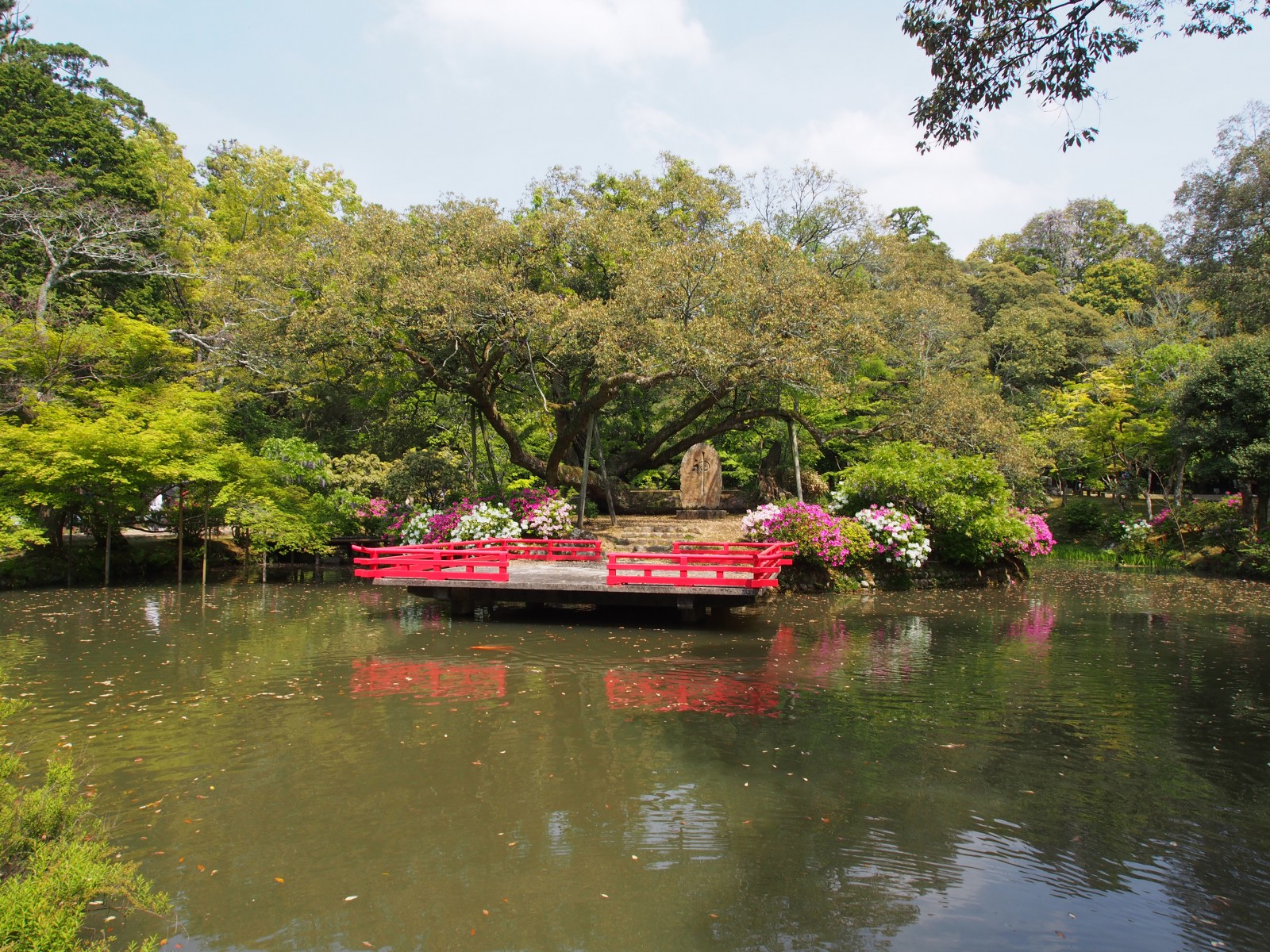 萬葉植物園の池と「浮舞台」