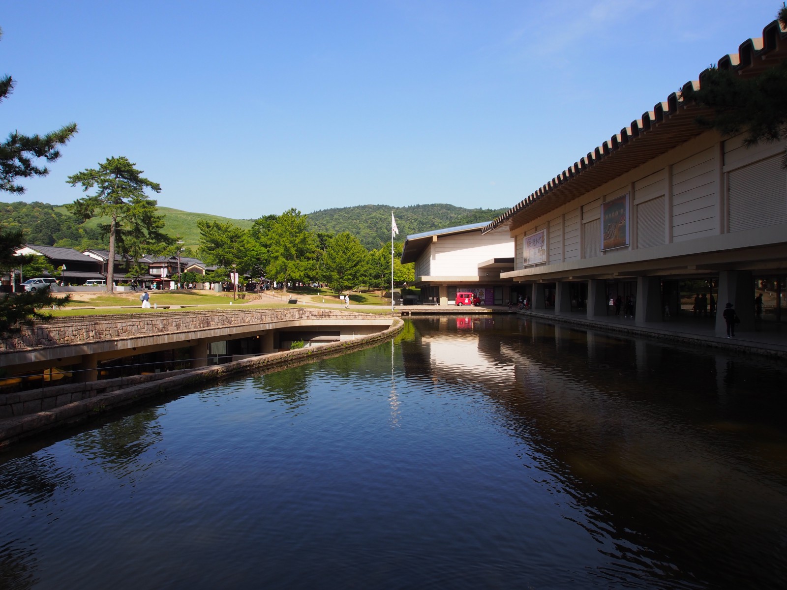 奈良国立博物館東新館・西新館前の風景
