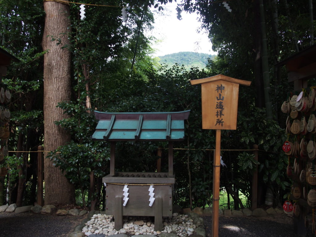 久延彦神社の神山遥拝所
