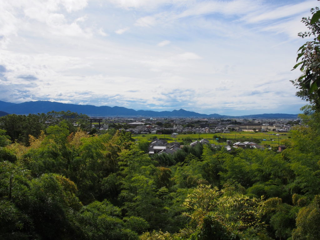 久延彦神社から奈良盆地・葛城山地一帯を望む風景