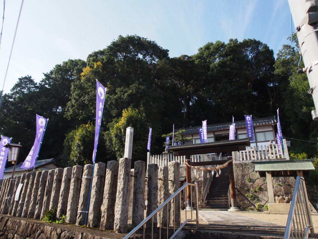 平群神社境内