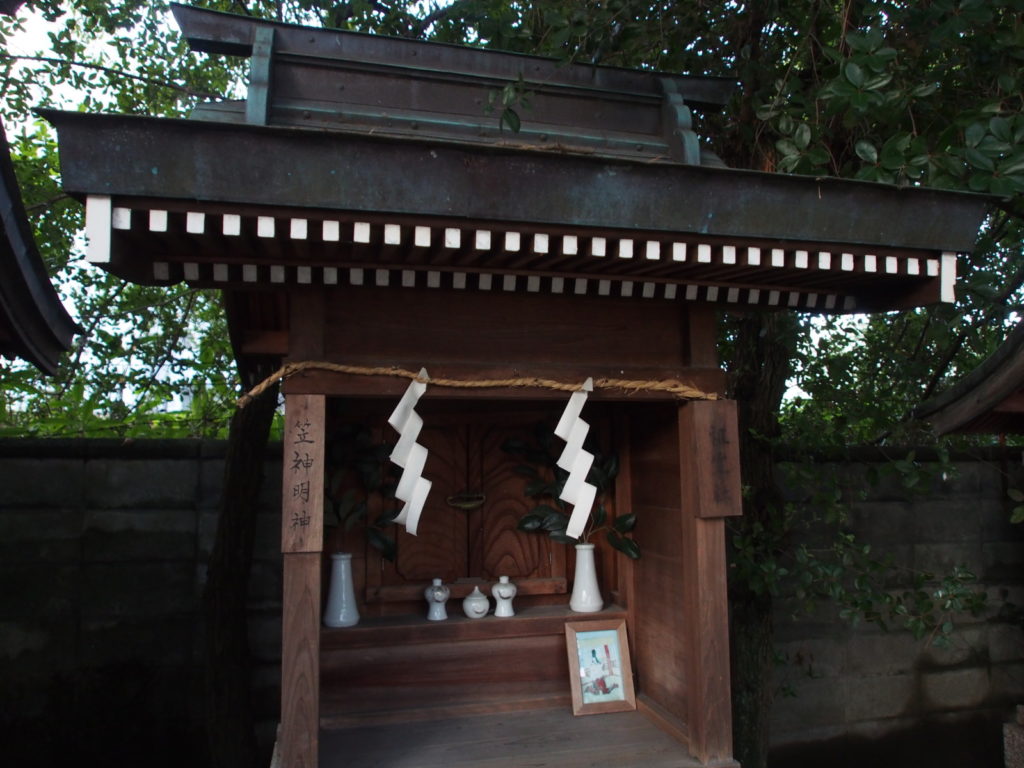 石園座多久虫玉神社境内社「祖霊社・笠神明神」