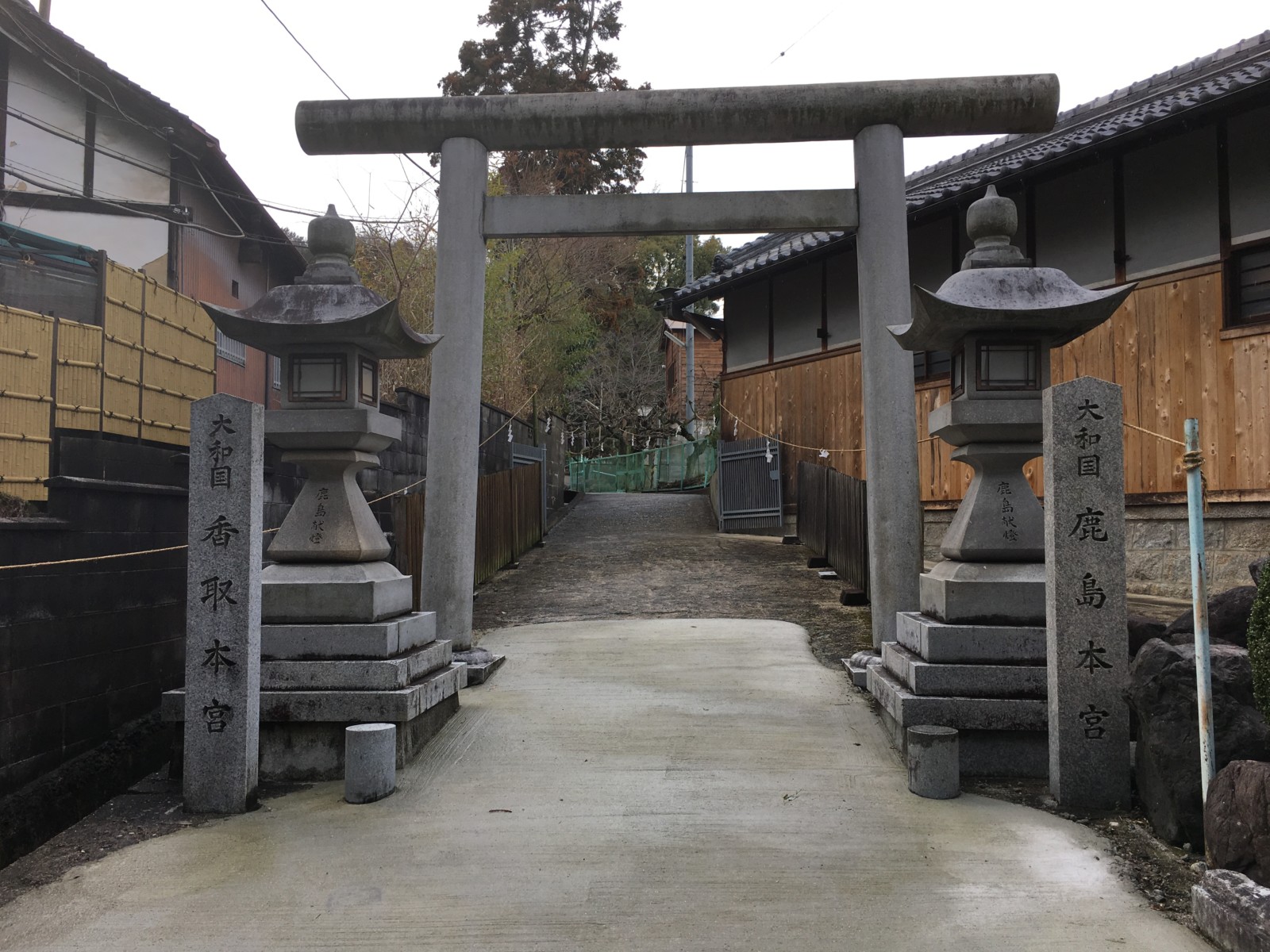 大和国鹿島香取本宮 学園前エリアの新興住宅地に隣接する神社では 神馬 が飼育される 奈良まちあるき風景紀行